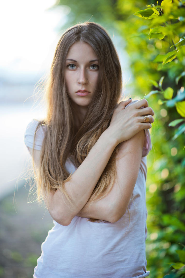 双手抱胸的国外美女摄影图片