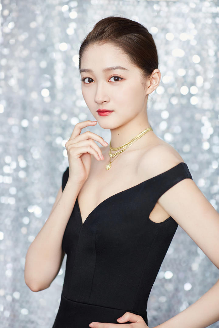 穿V领礼服的时尚美女明星关晓彤图片