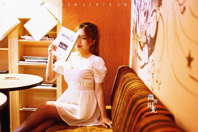 休闲咖啡厅里的可爱白裙少女