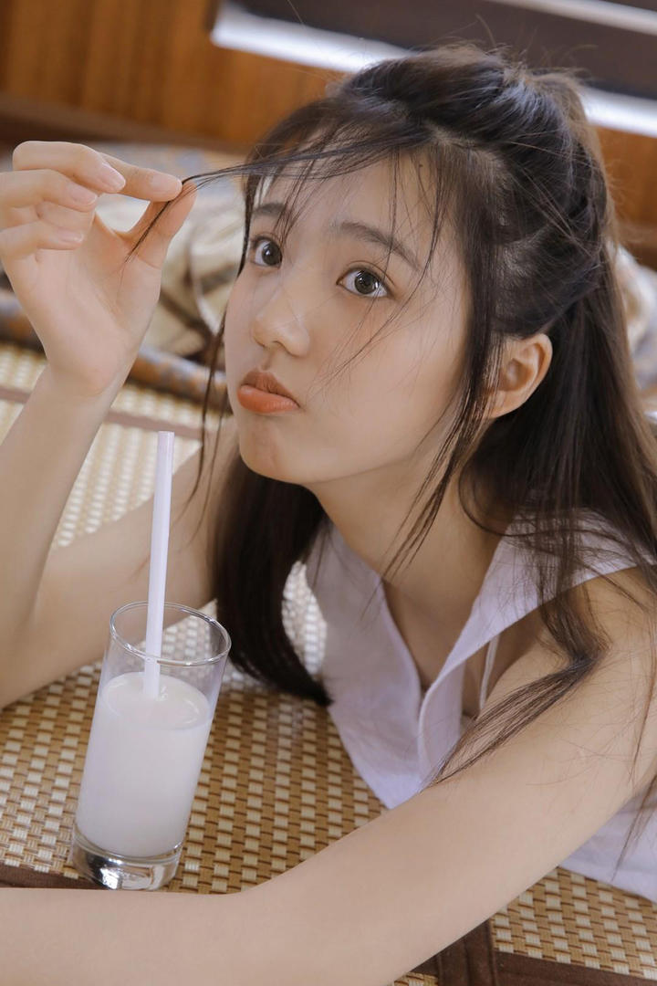 玩头发的极品清纯美女写真