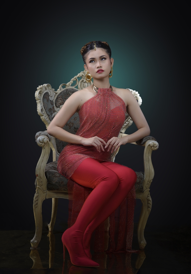 红色性感少女诱惑人体写真艺术图片