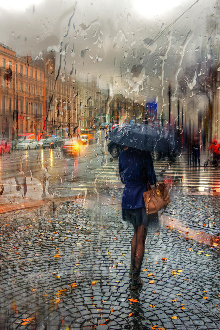 站在雨中等路灯的美女艺术摄影图片