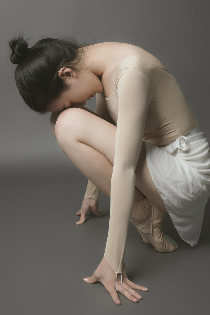 扎着丸子头的美女老师欣美做瑜伽人体艺术欣赏图片