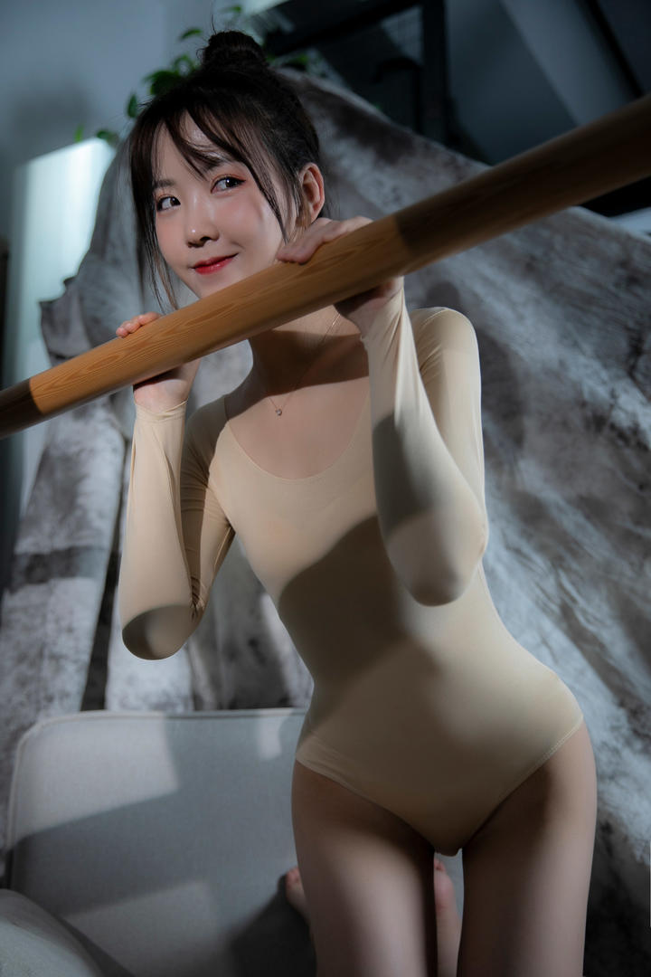 趴在单杆上的梨形身材美女李梦国产大胆人体艺术照