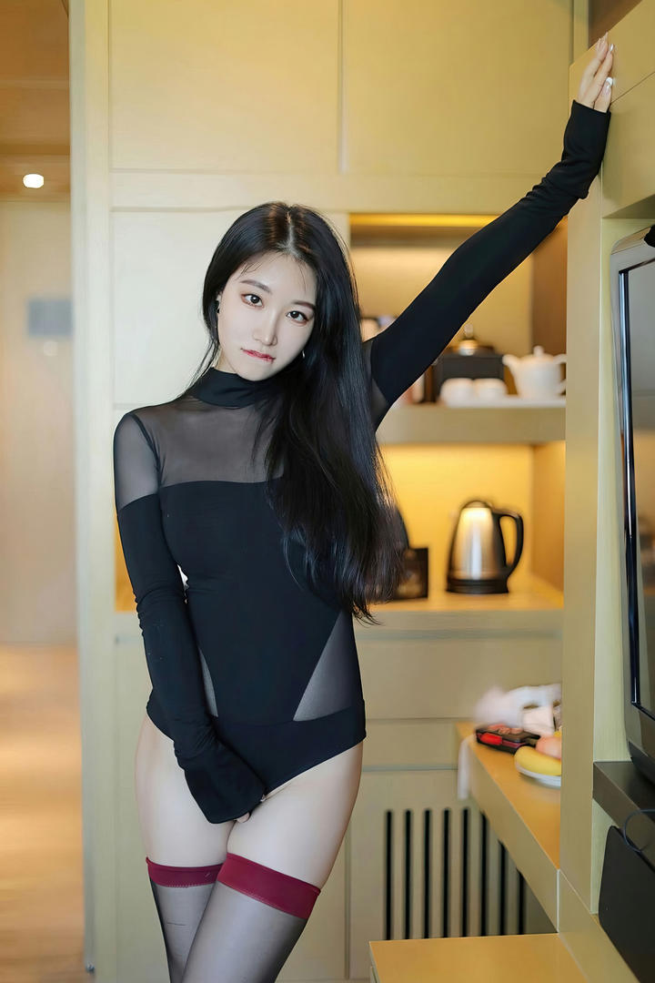 高挑美腿嫩模丝袜诱惑美女私房照写真图片