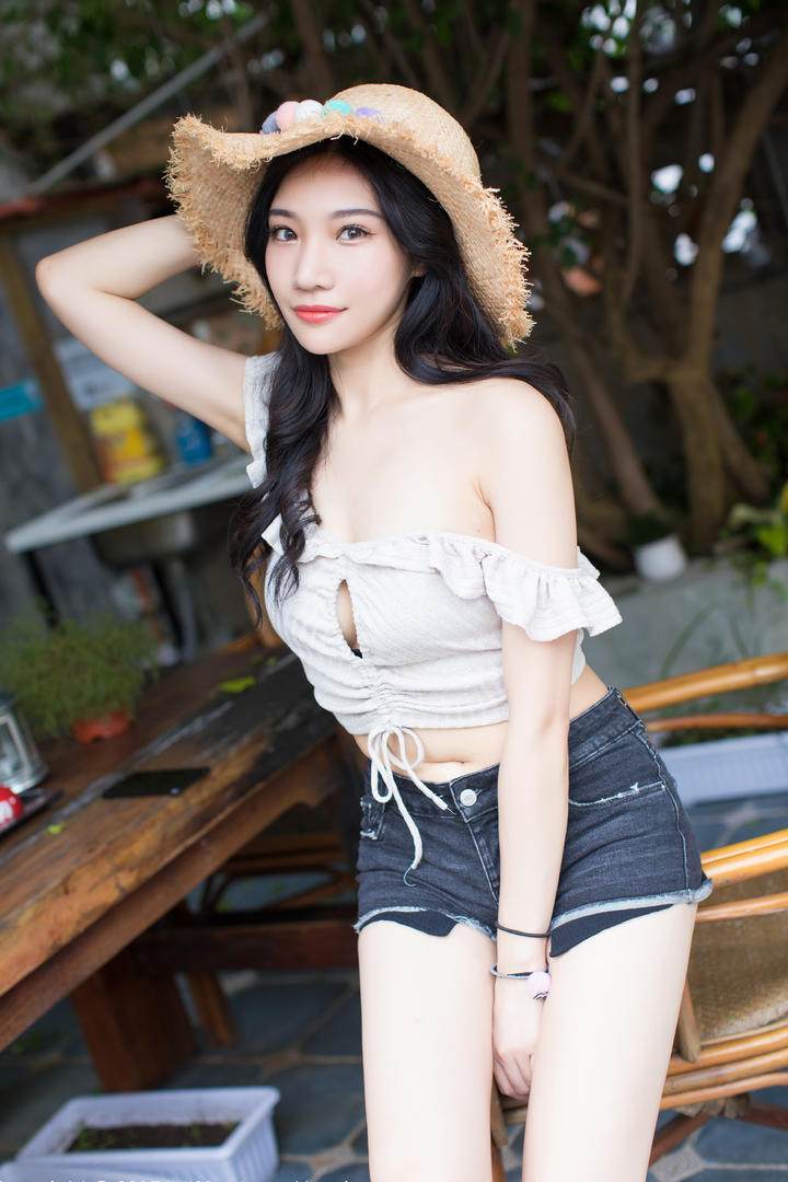 戴着草帽的美腿女神写真图片