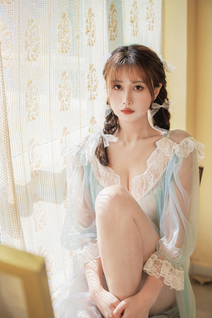 抱着腿的高清可爱美女写真图片