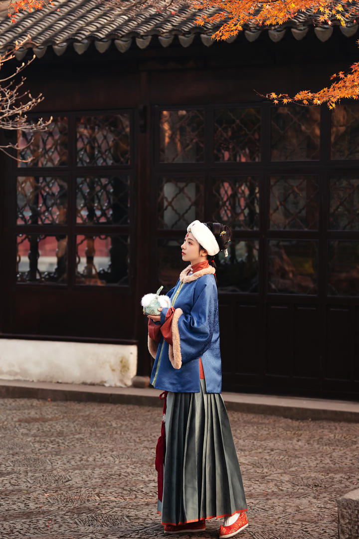 站在古宅前清公主格格古装美女艺术写真摄影集