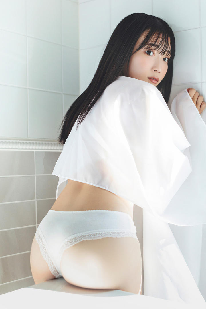 性感蕾丝内内蜜桃臀美女图片