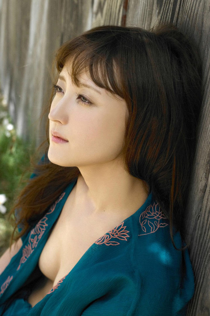 靠在木板墙上的高清美女特写图片