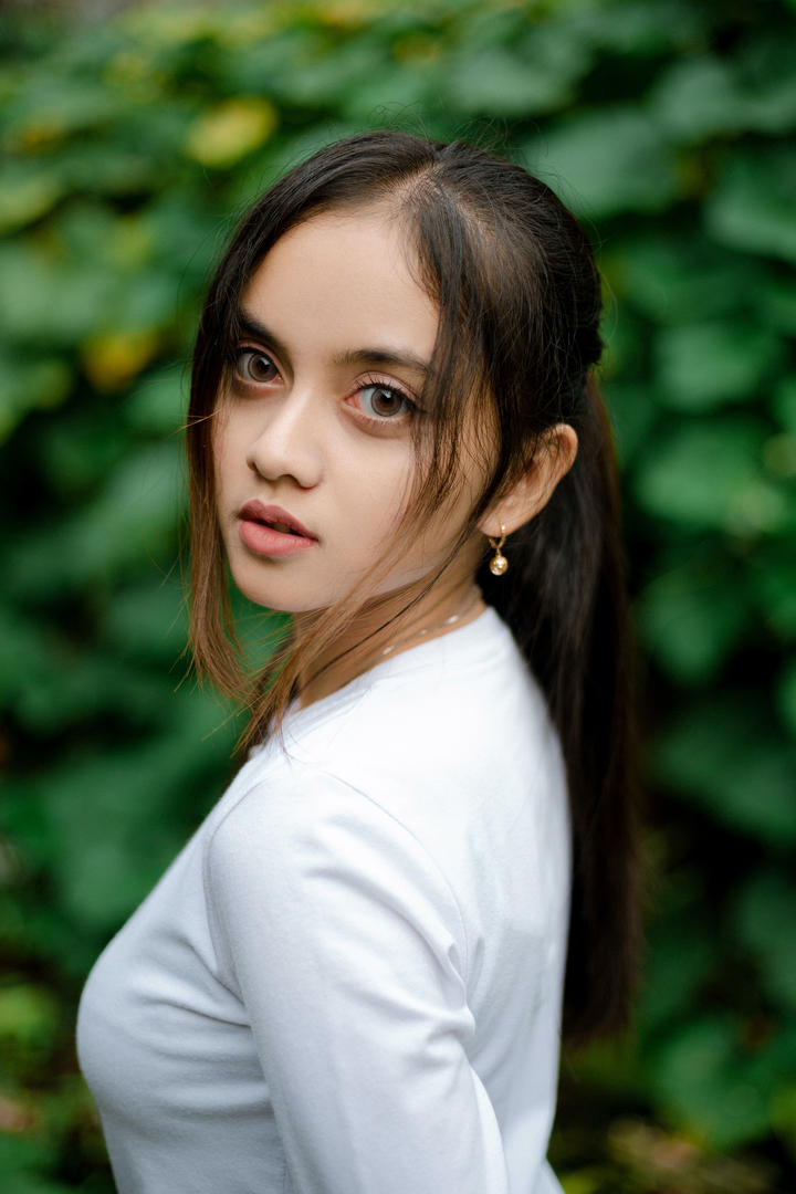 超高清国外大眼睛的马尾美女人像摄影图片