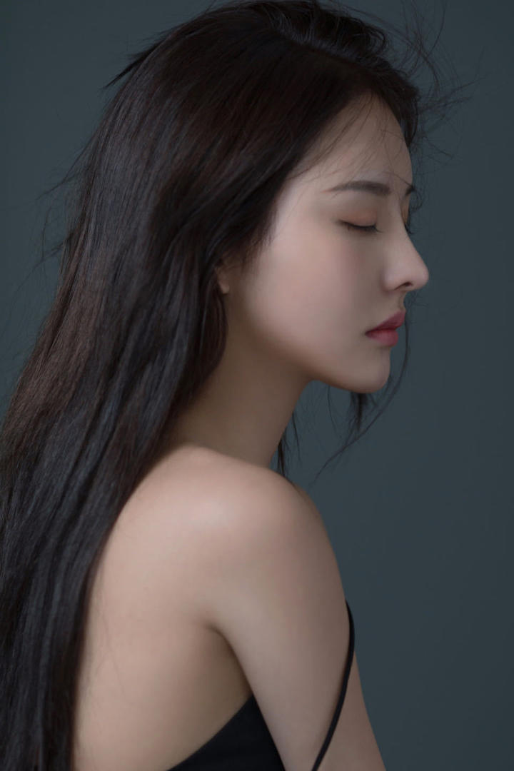 高颜值清纯白嫩美女侧脸写真图片