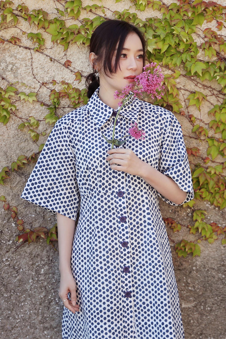 拿着花朵的中国美女明星袁姗姗写真