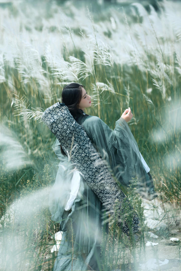 背着古筝的青色汉服美女唯美艺术照图片