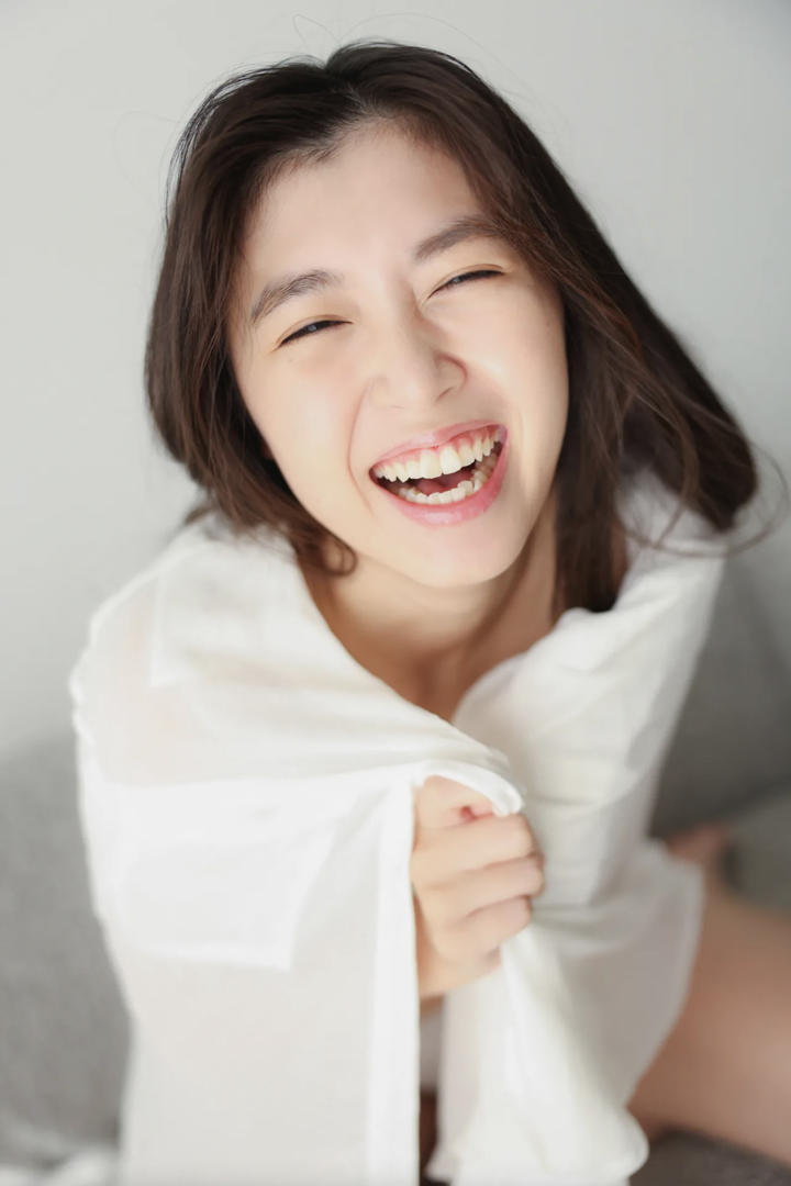 开心大笑的日本性感美女图片