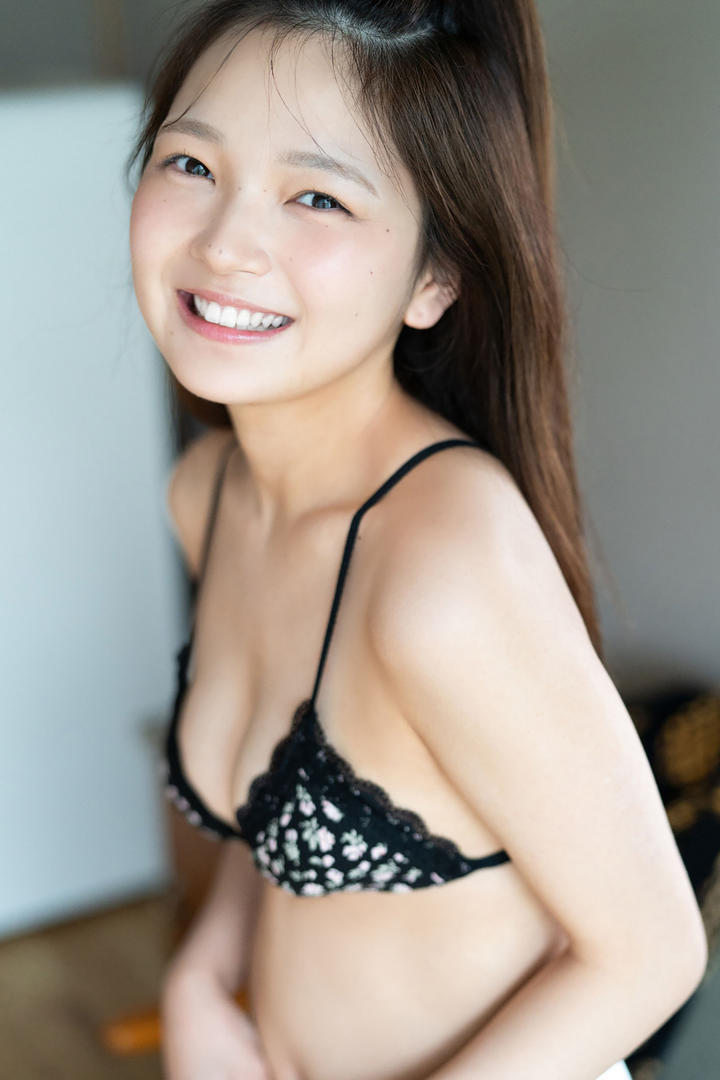 日本清纯少女穿吊带性感内衣羞涩写真图片