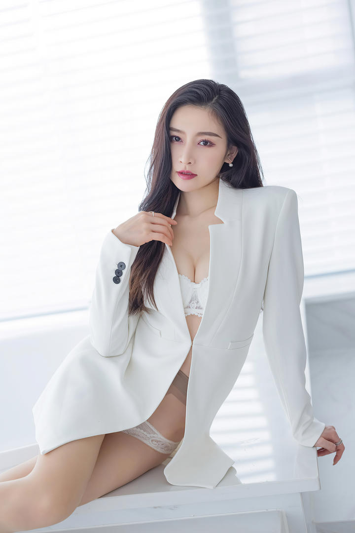穿着白西装的极品美女Vanessa写真图片