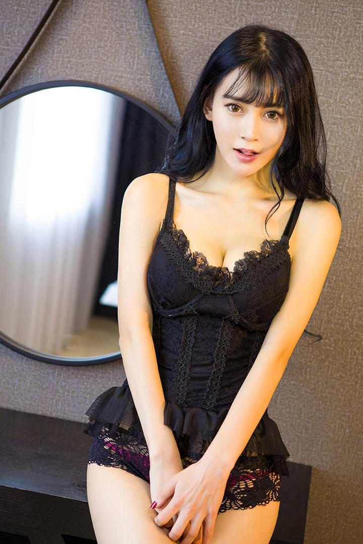 坐在梳妆台上的高清黑色内衣性感美女图片
