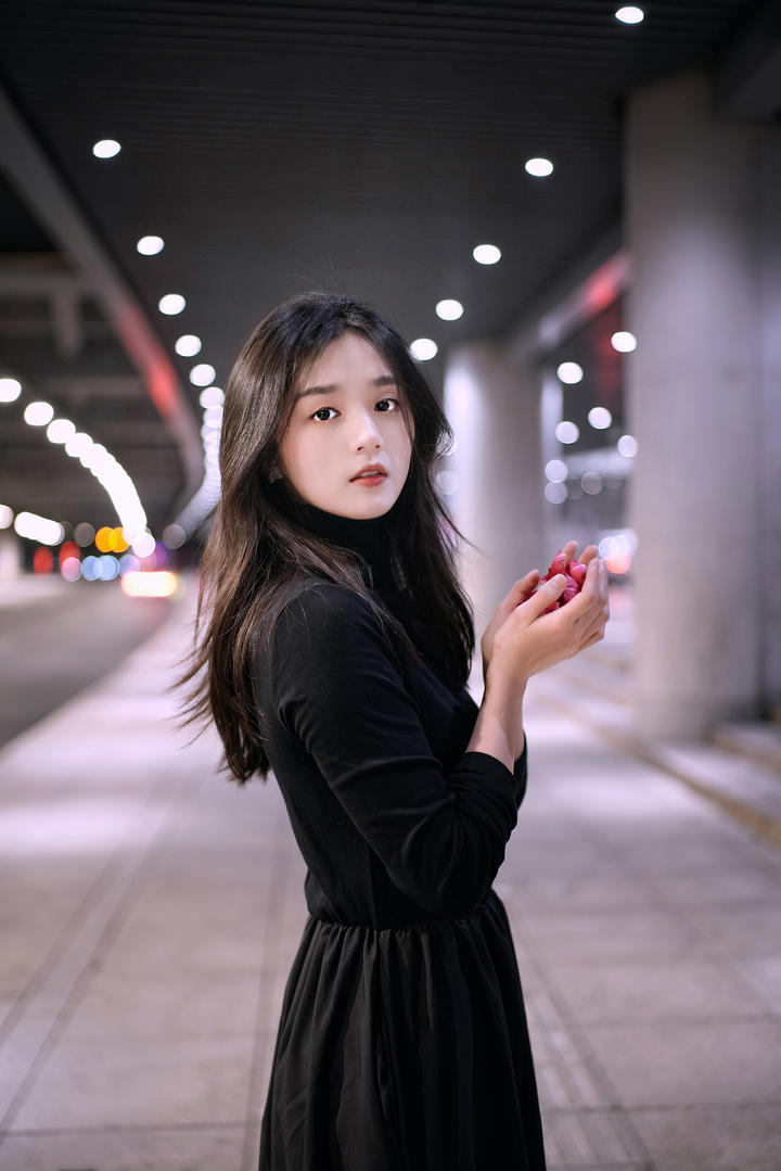 手捧玫瑰的气质甜美女生高清壁纸图片