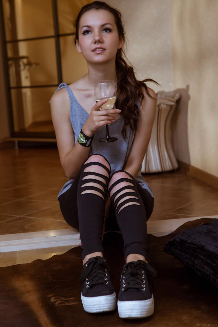 坐在地板上喝酒的高清欧美美女图片