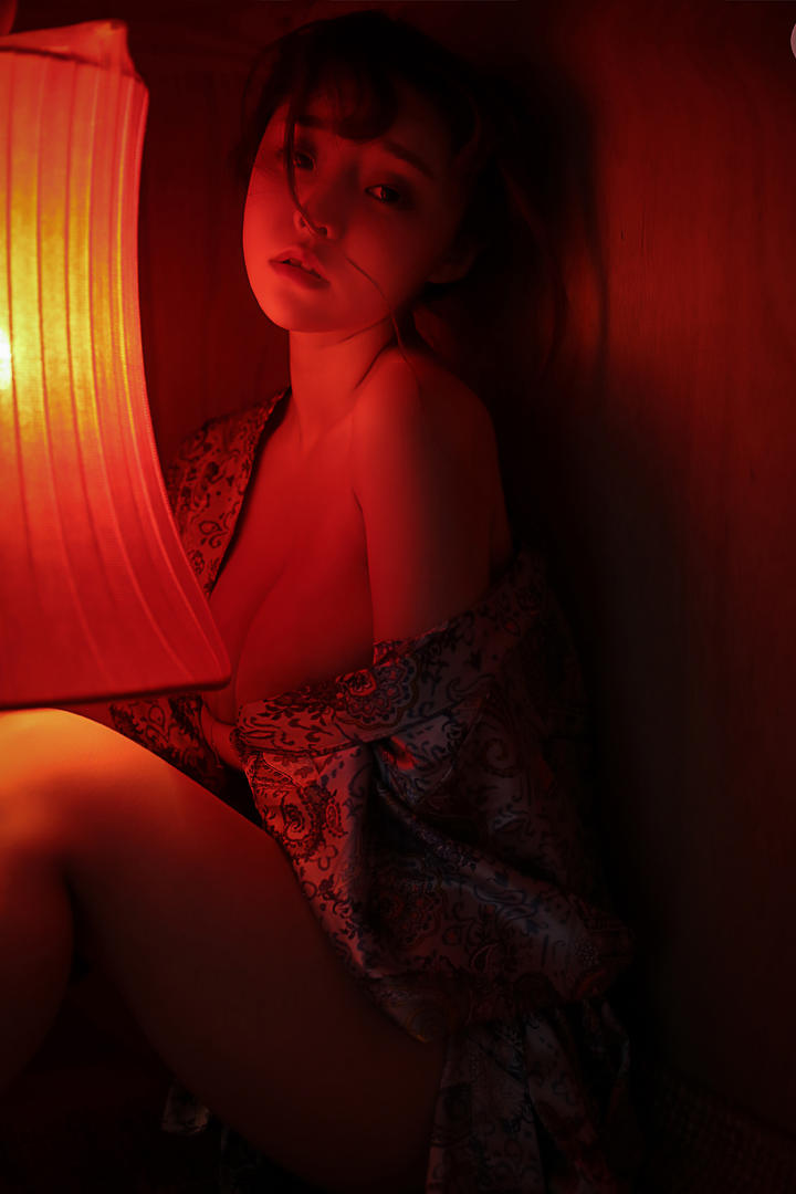 昏暗灯光里的性感美女写真