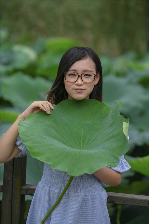 清纯可爱的荷花姑娘