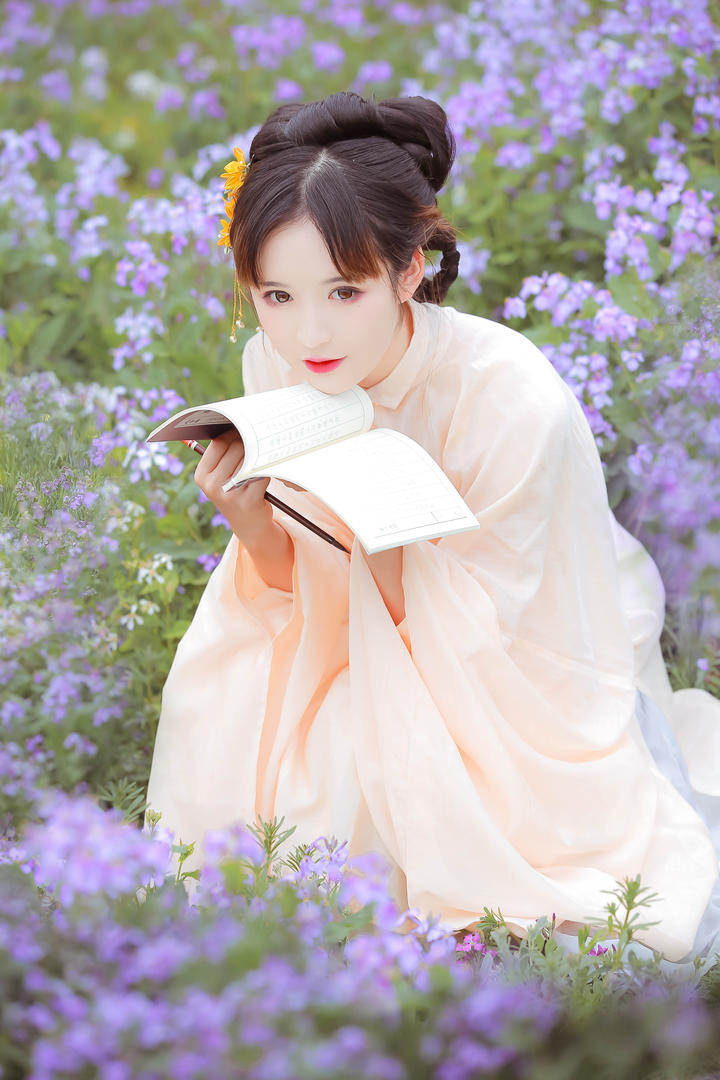 花丛里看书的清纯古装汉服美女艺术照大全