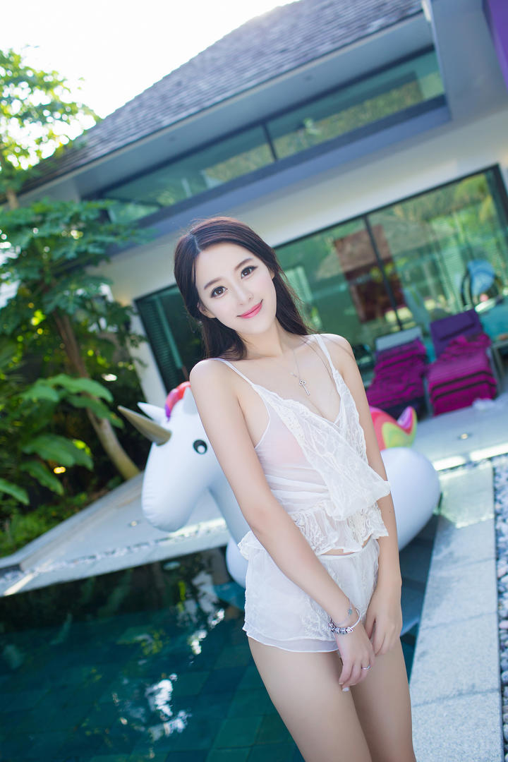 站在泳池边的性感泳装美女