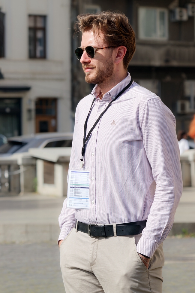 欧美街拍戴墨镜的衬衫帅哥图片