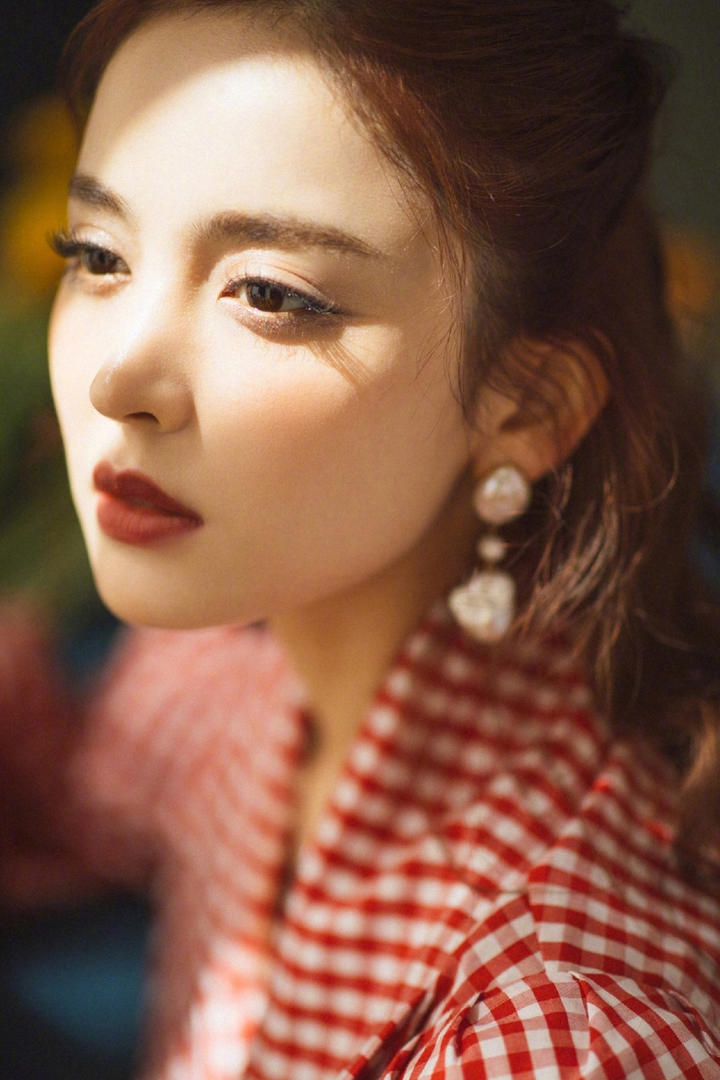 中国美女明星古力娜扎红色格纹衫甜美写真图片