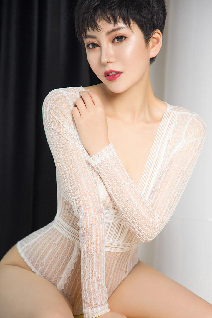性感漂亮的短发美女金卓然图片