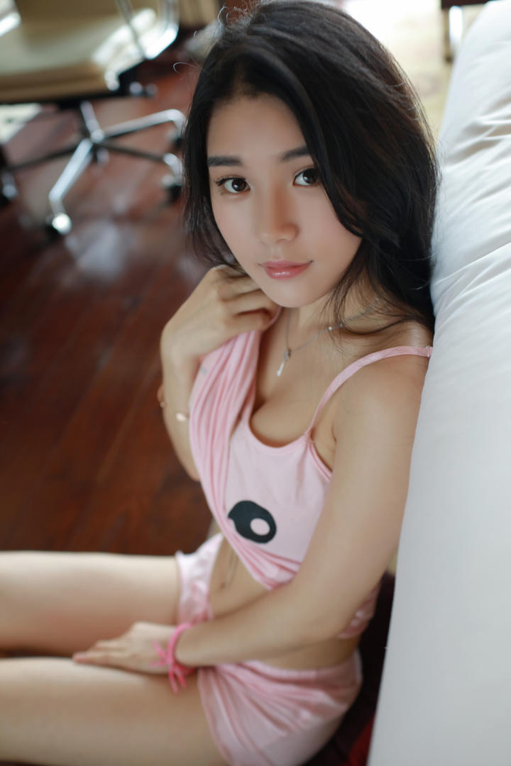 靠在床边的高清性感睡衣美女图片