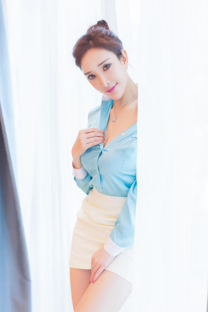 靠在窗帘边的性感白嫩美女模特高清图片