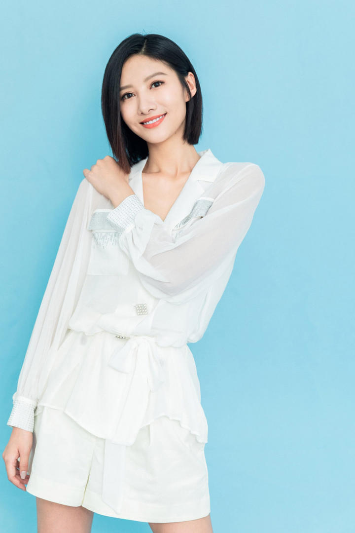 高清短发美女明星吴优白色短裙写真图片