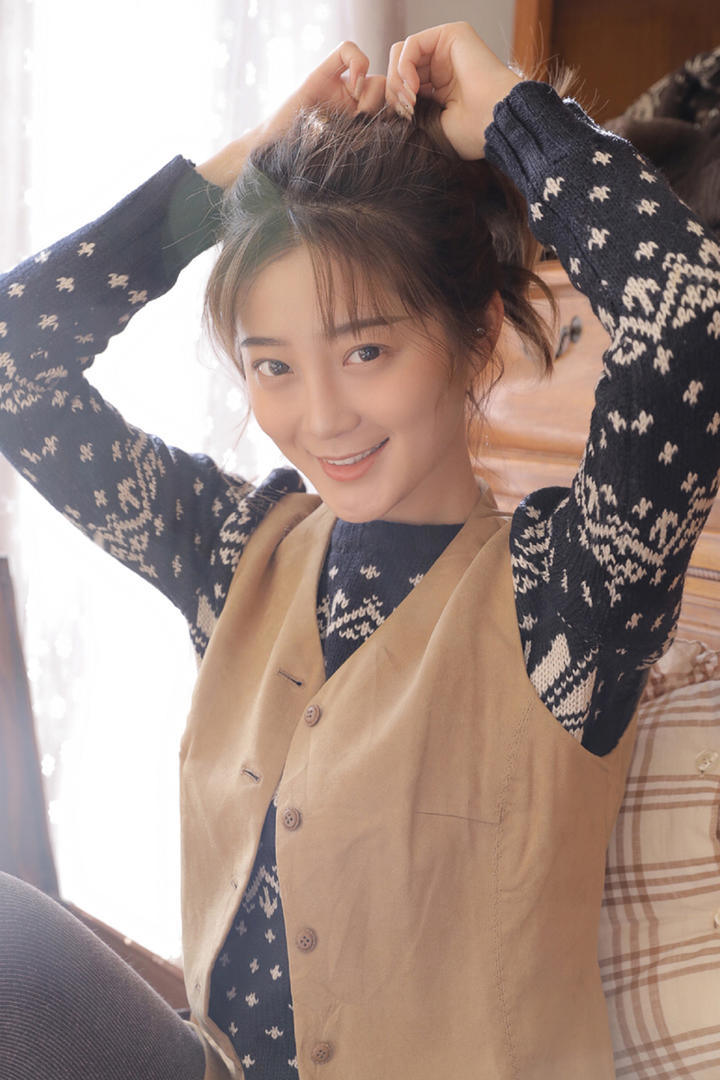 扎头发的清纯美女图片