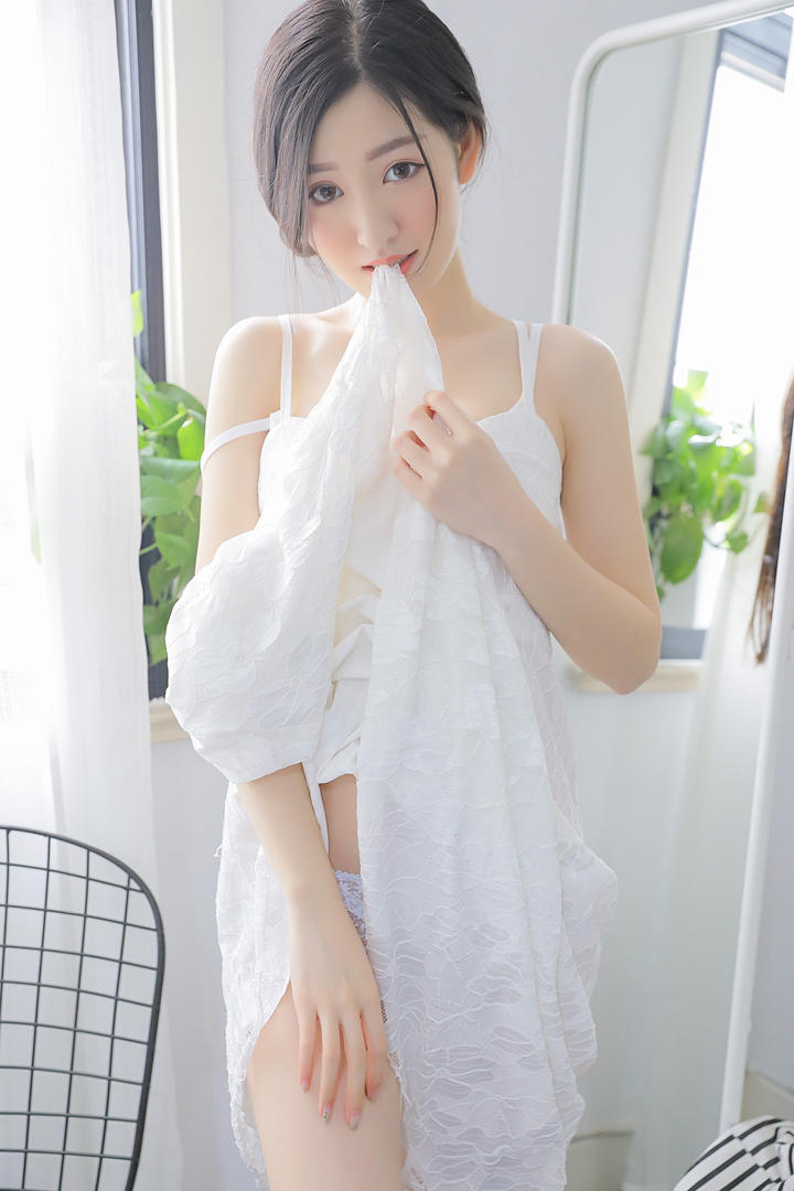 超高清白色连衣裙清纯美女沈梦瑶性感写真图片