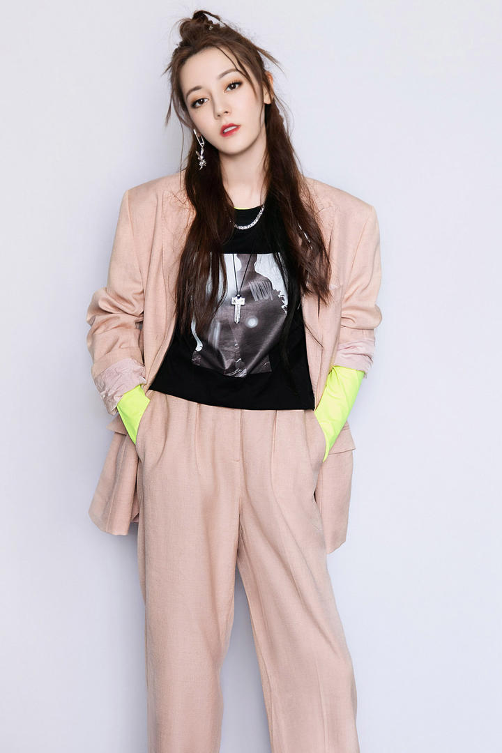 双手插在裤兜的美女明星迪丽热巴