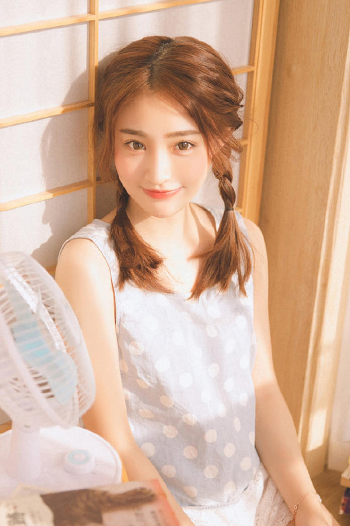 靠在门上的极品清纯气质美女