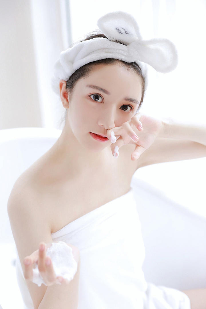 白里透红的美女浴室写真图片