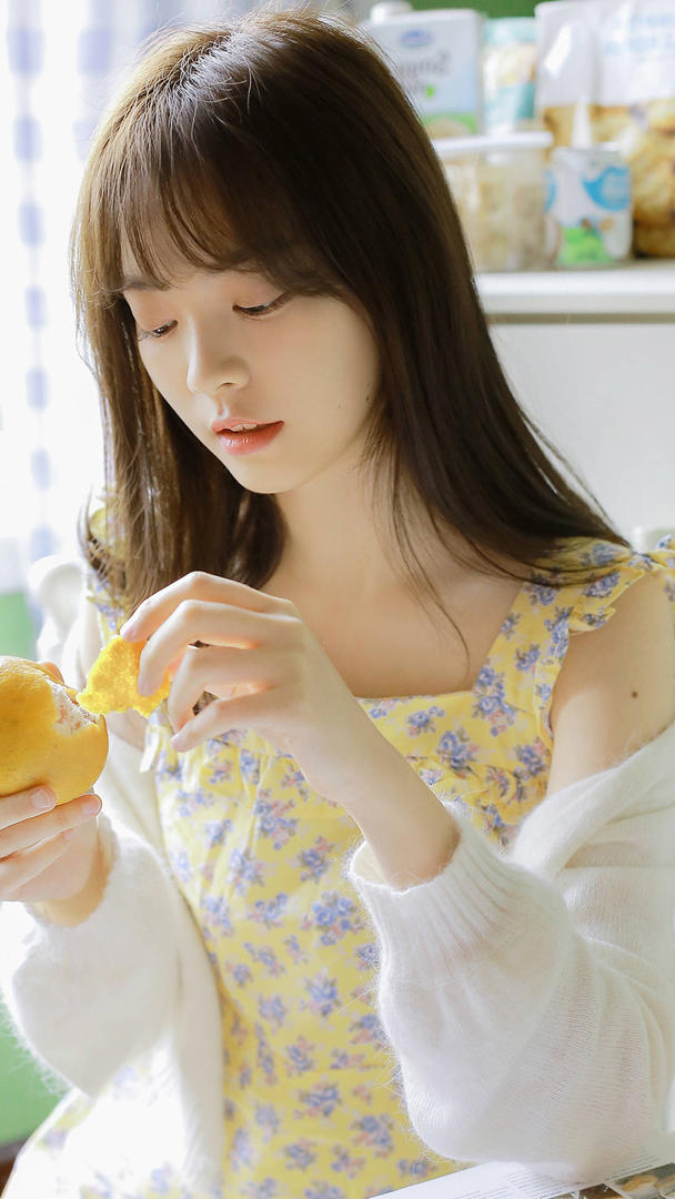 剥橘子的可爱女生头像写真图片