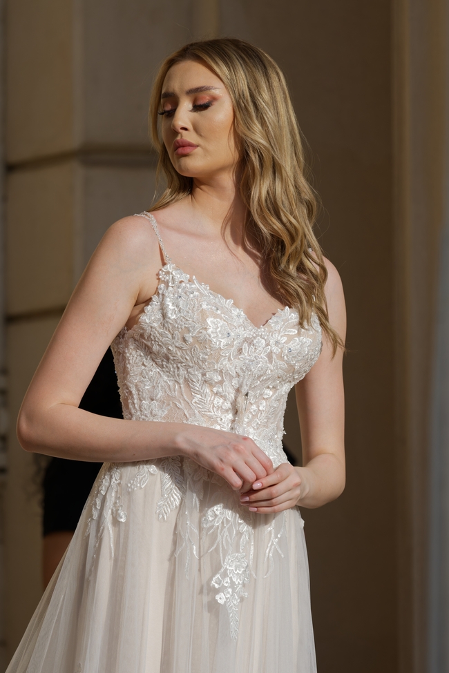 欧美美女性感白色蕾丝婚纱照图片