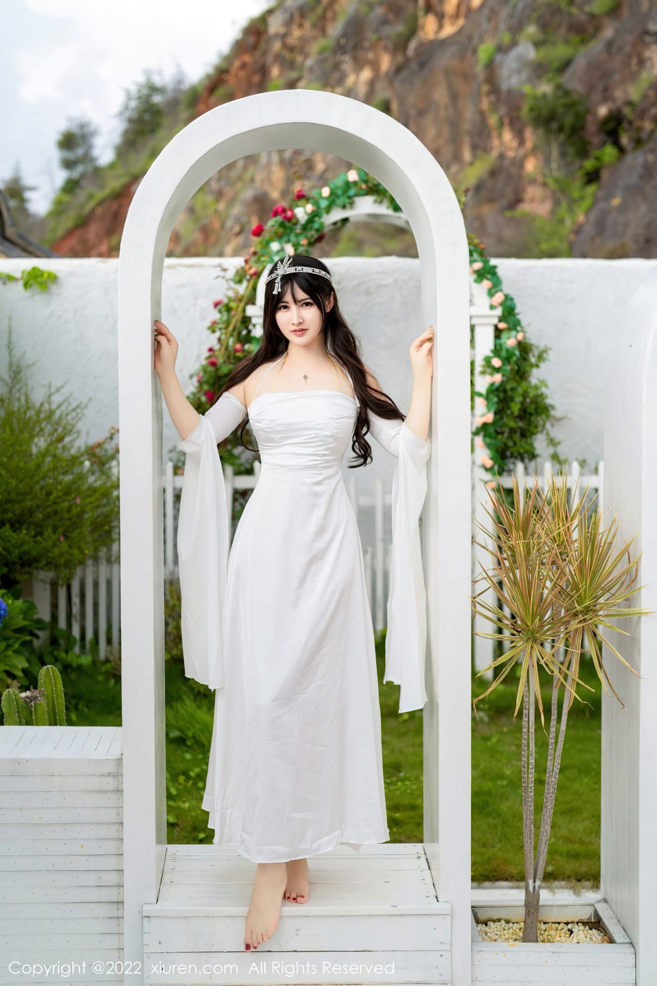 秀人网美女模特陈诗诗kiki白色露肩长裙惹火身段大理旅拍