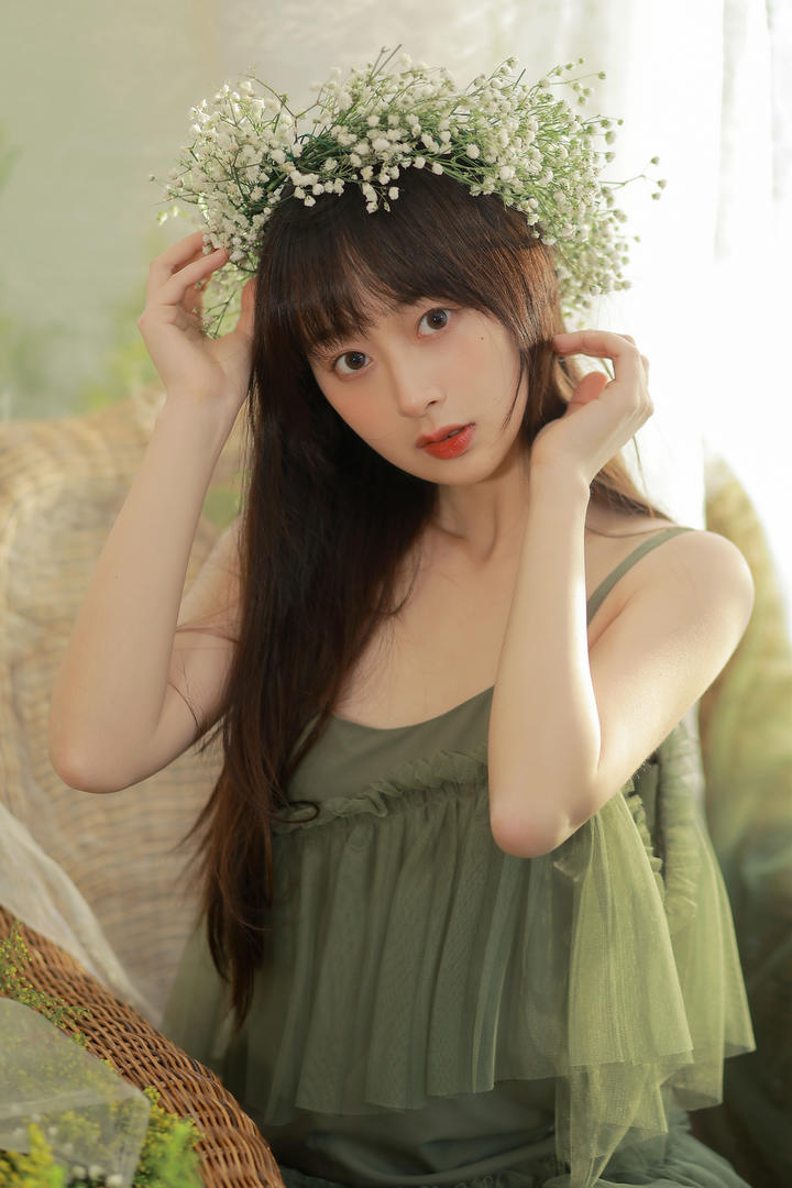 头戴花环的清纯唯美女生头像图片