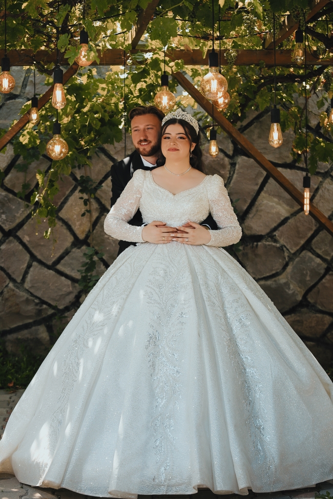 欧美帅哥美女后背抱婚纱照图片