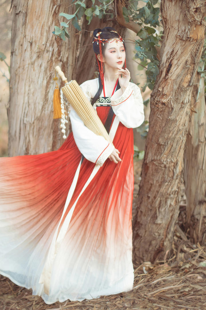 拿着伞的唯美古装汉服美女艺术写真