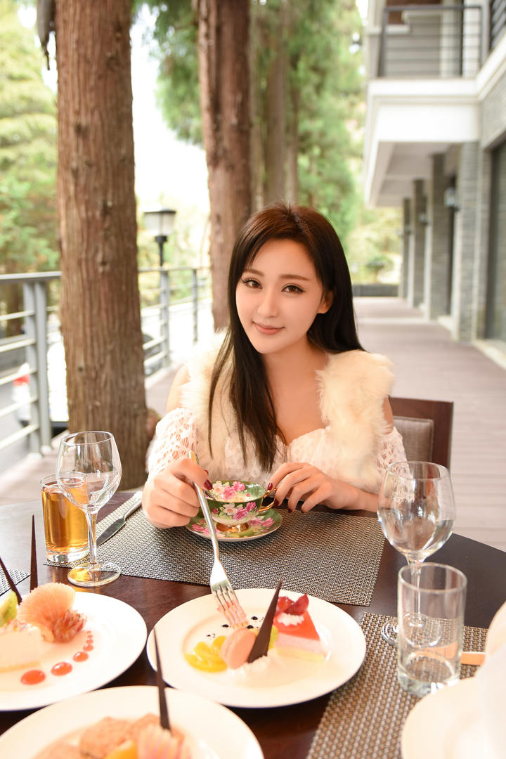 吃大餐的气质美女模特精品写真图片