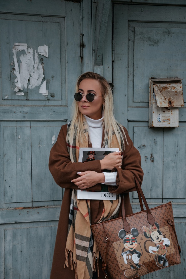 手捧杂志的墨镜美女图片