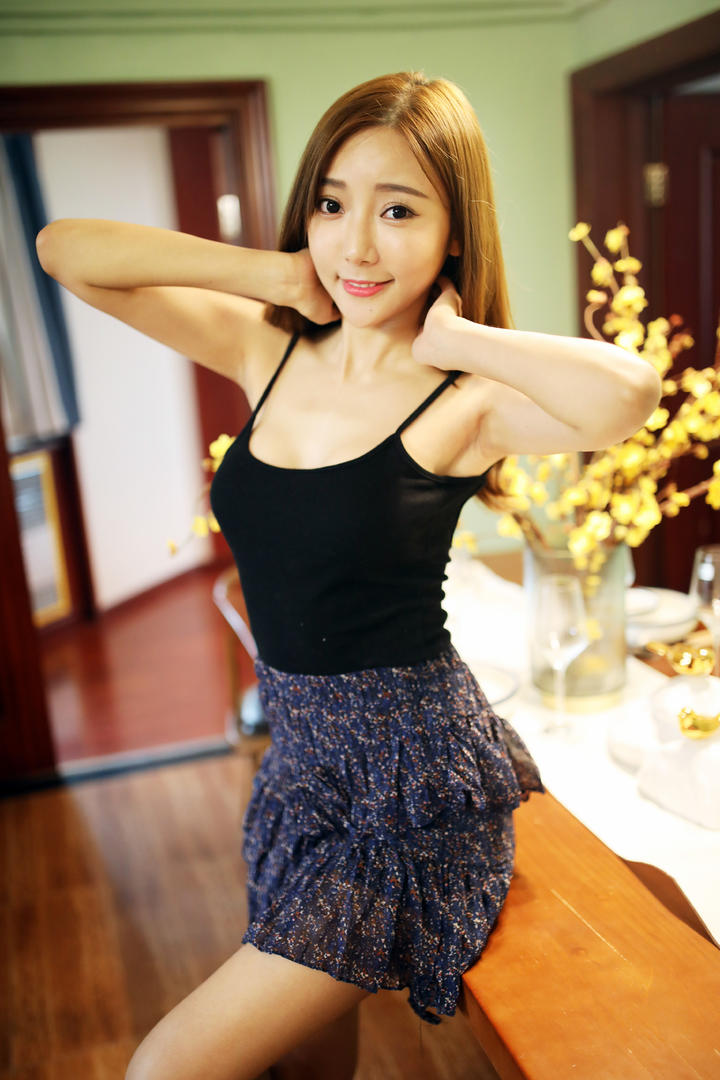 超清室内极品性感美女写真图片