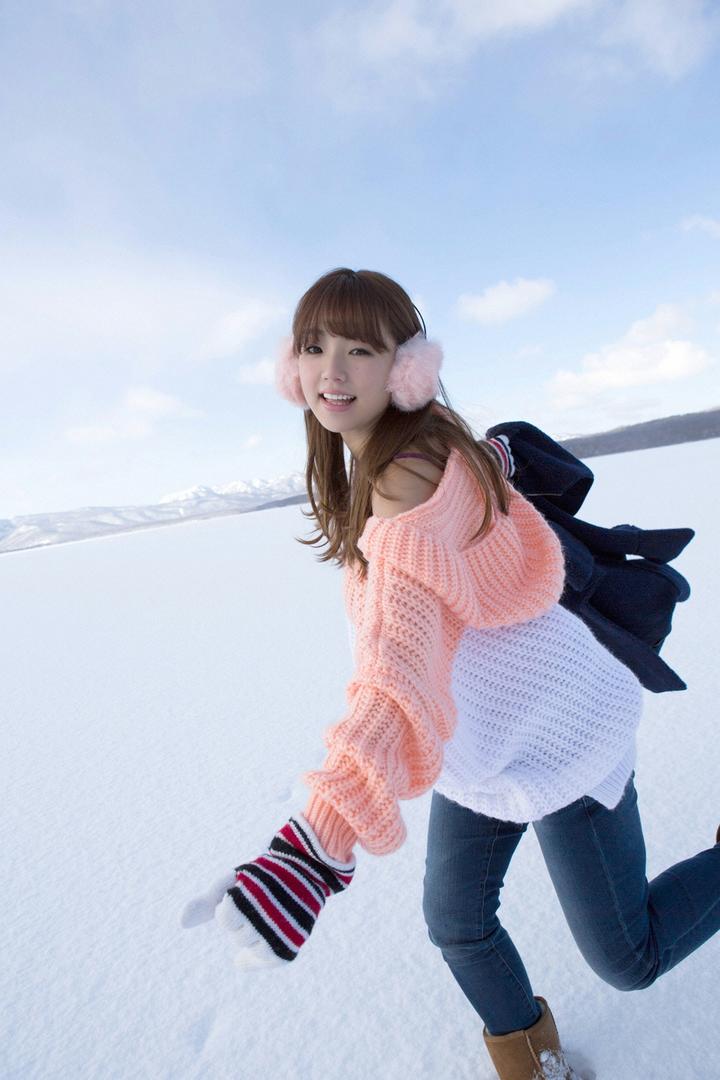清纯活泼的日本可爱女优篠崎爱雪地美女摄影图片