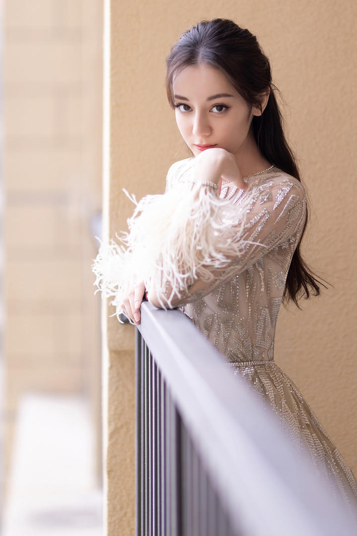 靠在栏杆上的新疆美女明星迪丽热巴写真图片